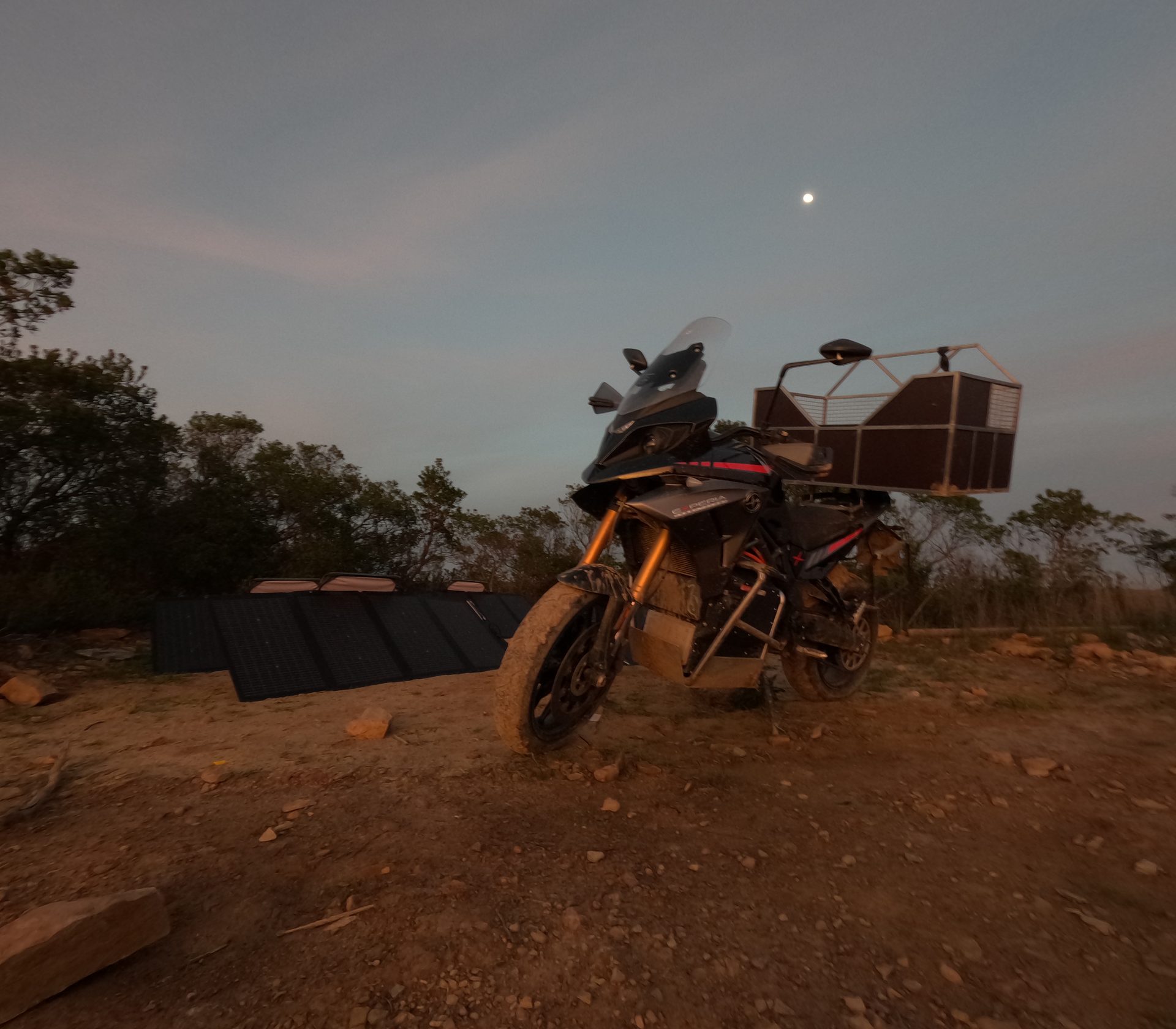 Motorrad bei Nacht mit Mond