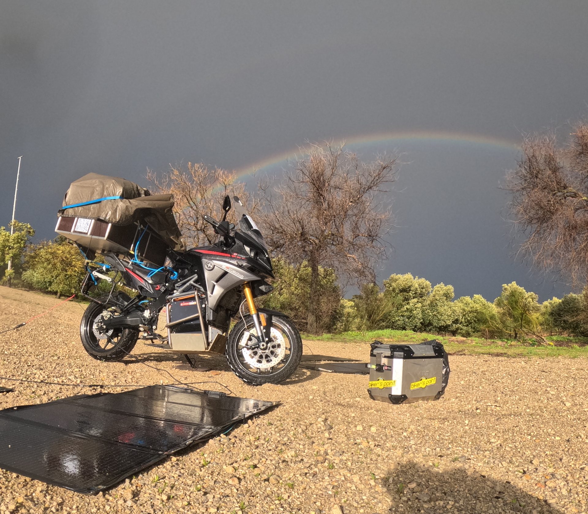 Motorrad mit Regenbogen