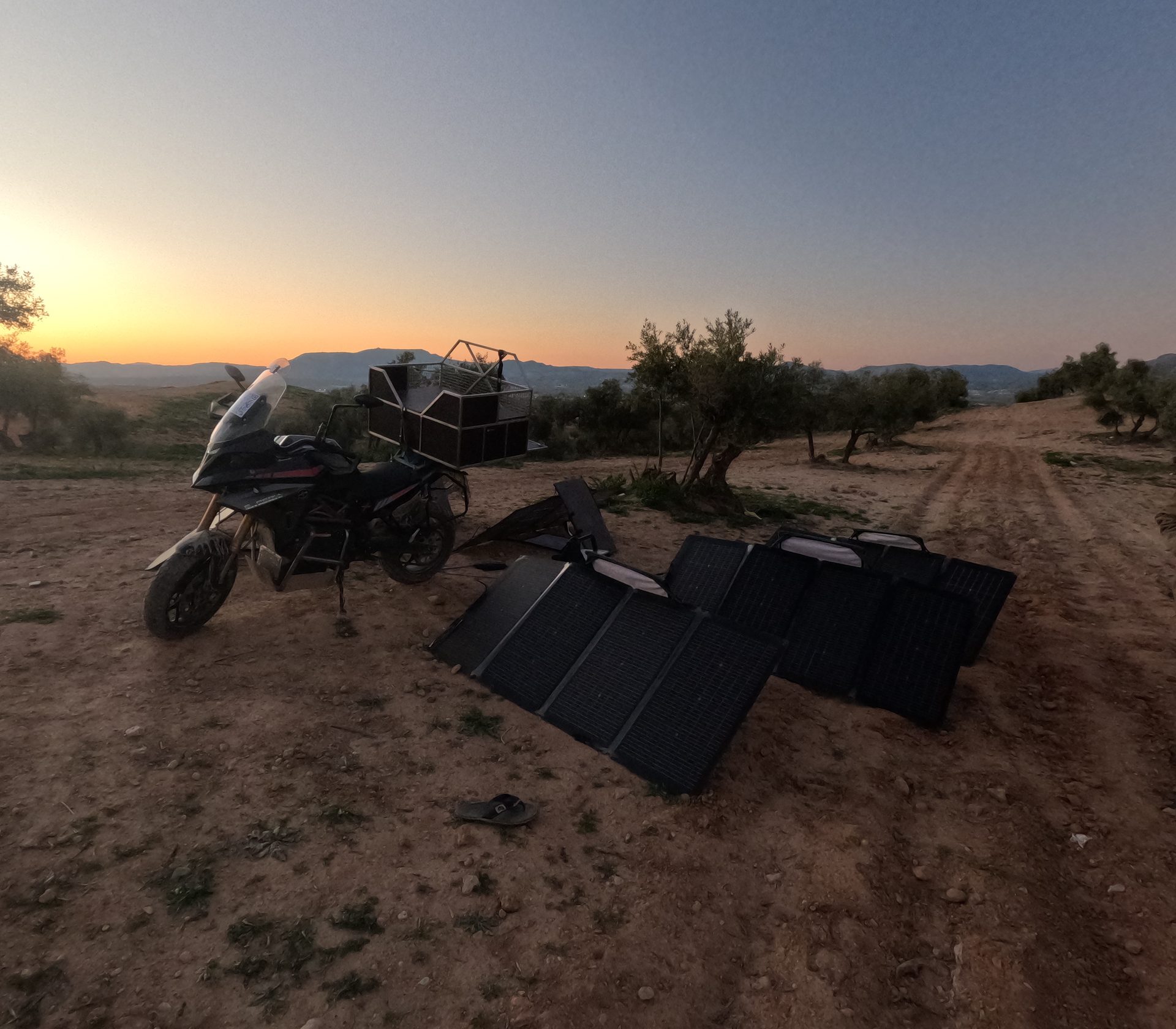 Motorrad bei Sonnenuntergang in der Wüste